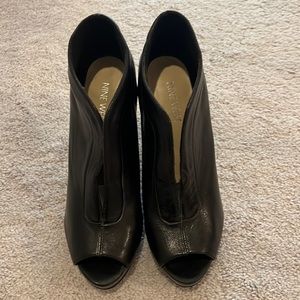 Gently used Nine West bootie.